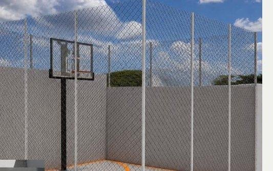 Quadra fechada com alambrado